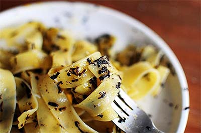zwarte-truffel_pasta-met-geschaafde-truffelsnippers